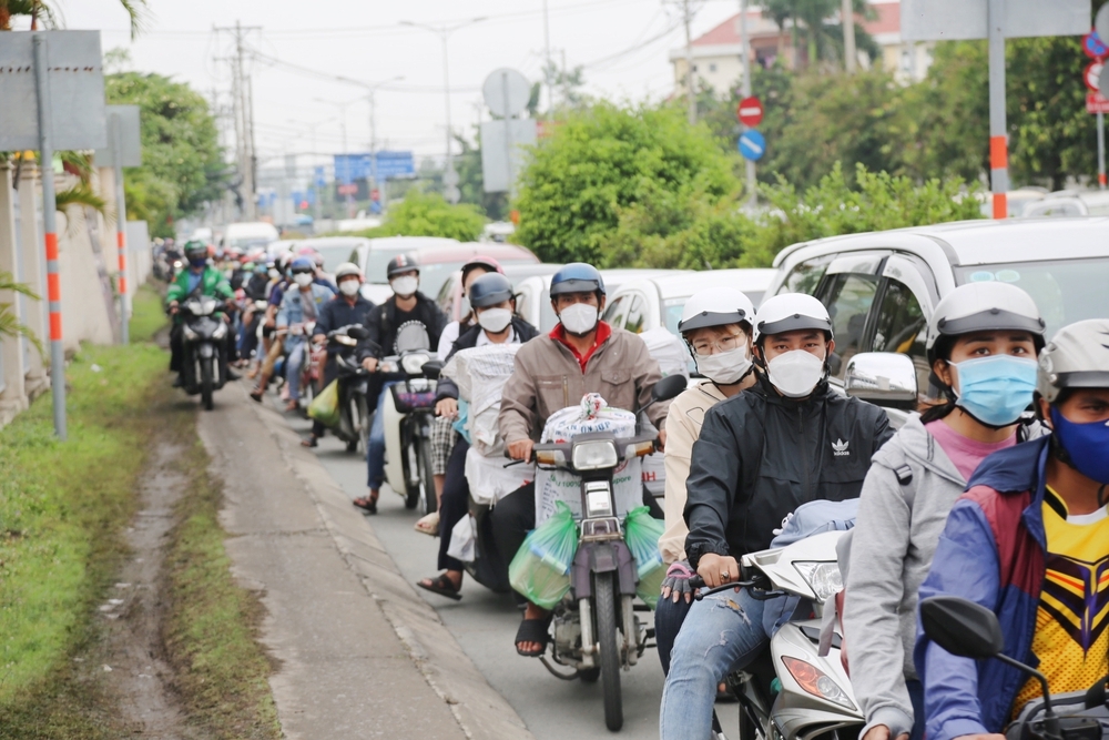 Đường đi Vũng Tàu ngay lúc này: Dòng xe kẹt cứng, tài xế xuống đường ăn bánh mì 2 tiếng vẫn chưa được di chuyển - Ảnh 13.