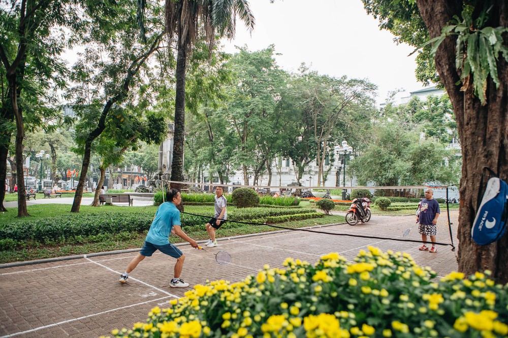 Chùm ảnh: Phố phường Hà Nội bình yên và vắng vẻ trong sáng 30/4 - Ảnh 19.