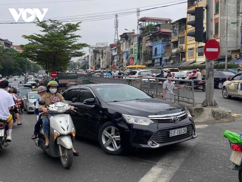 Nửa đêm đường Vành đai 3 trên cao vẫn kẹt cứng - Ảnh 5.