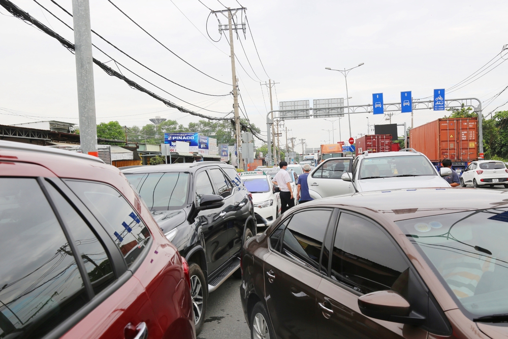 Đường đi Vũng Tàu ngay lúc này: Dòng xe kẹt cứng, tài xế xuống đường ăn bánh mì 2 tiếng vẫn chưa được di chuyển - Ảnh 7.