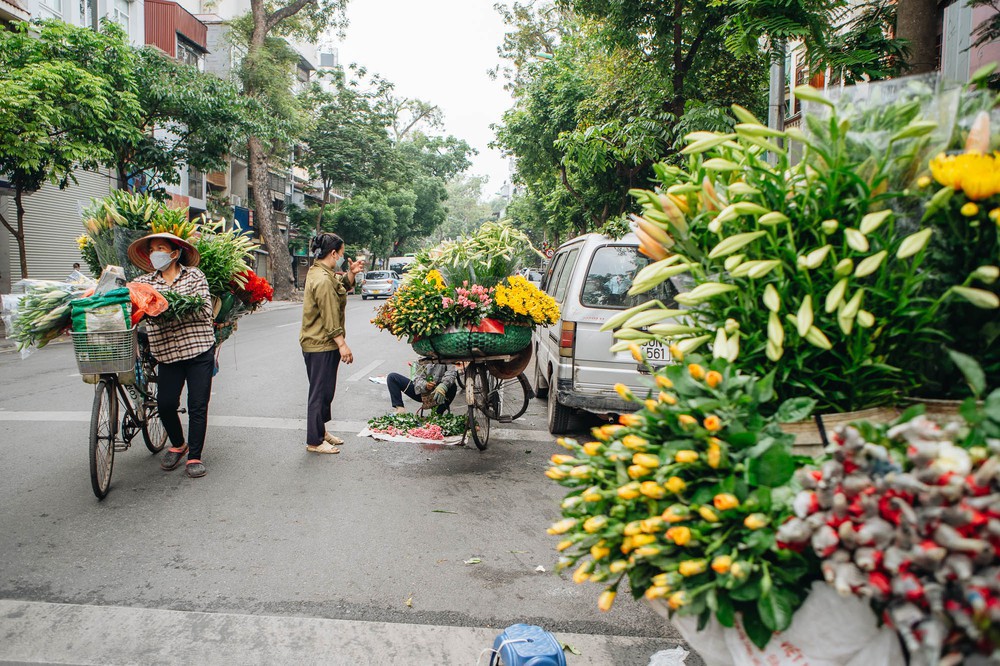 Chùm ảnh: Phố phường Hà Nội bình yên và vắng vẻ trong sáng 30/4 - Ảnh 9.