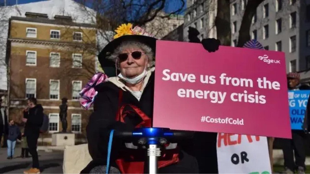 Sky News: Dân châu Âu trùm chăn, mặc áo choàng xem TV - Giới hạn nào cho giá năng lượng? - Ảnh 1.