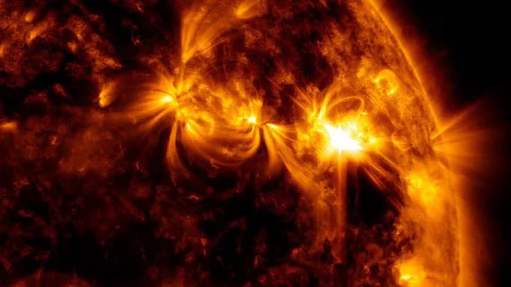 NASA chụp được cảnh tia lửa cuồng nộ từ Mặt Trời bắn trúng Trái Đất - Ảnh 1.
