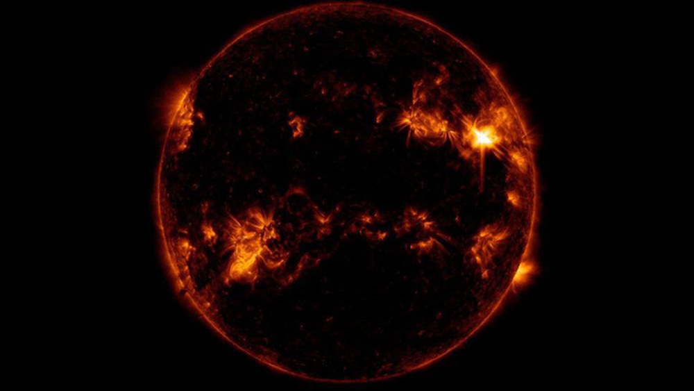 NASA chụp được cảnh tia lửa cuồng nộ từ Mặt Trời bắn trúng Trái Đất - Ảnh 2. NASA chụp được cảnh tia lửa cuồng nộ từ Mặt Trời bắn trúng Trái Đất - Ảnh 2.