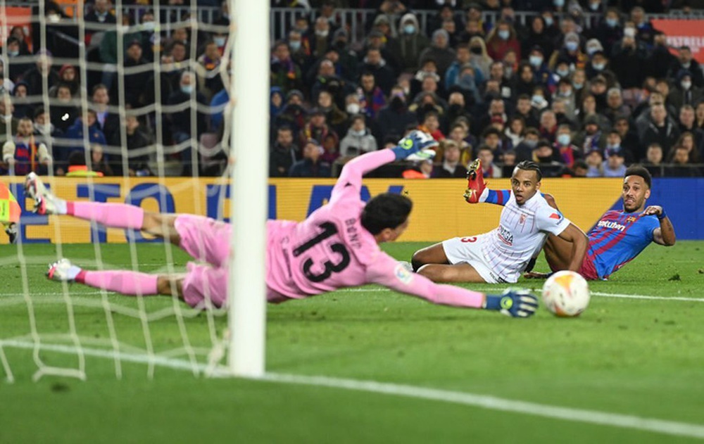 Pedri tỏa s&aacute;ng rực rỡ gi&uacute;p Barcelona nhọc nhằn vượt ải Sevilla  - Ảnh 3.