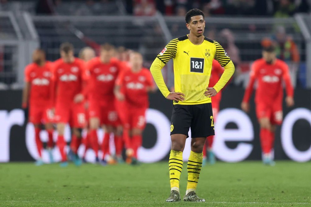 Cay cú vì đội nhà bị dẫn trước, sao trẻ Dortmund nổi cáu đạp thẳng máy quay của đài truyền hình - Ảnh 5.