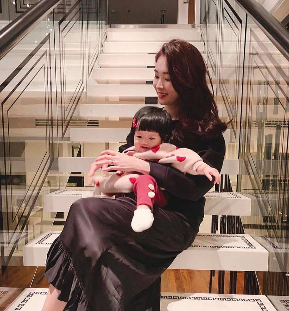 Hoa hậu Đặng Thu Thảo vi&ecirc;n m&atilde;n trong căn biệt thự bạc tỉ - Ảnh 6.