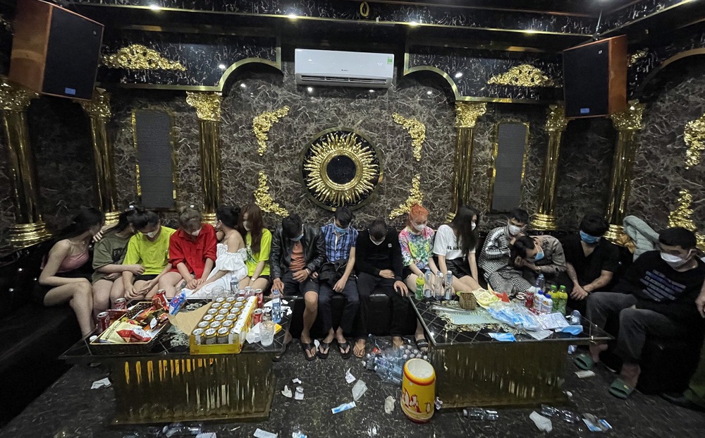 8 cô gái chân dài vào quán karaoke chui “bay lắc” ma túy với nhóm bạn nam
