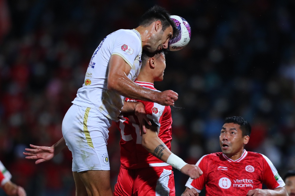 Ngoại binh CLB Hà Nội siêu vô duyên, suýt phá nát trận chia tay ý nghĩa của Quang Hải - Ảnh 2.