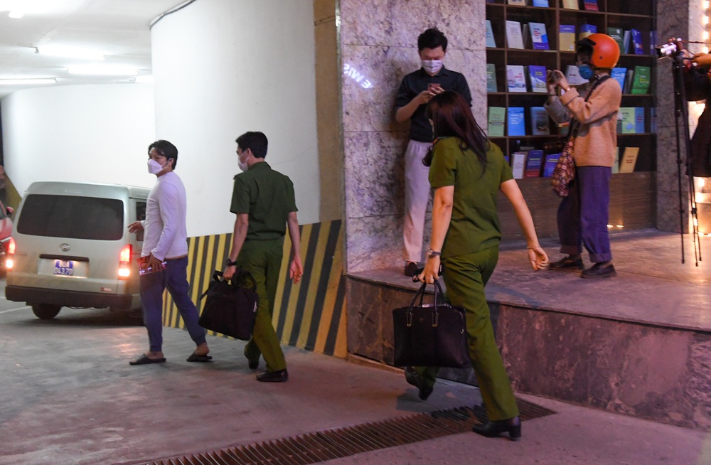 Hàng chục cảnh sát đang khám xét trụ sở Tân Hoàng Minh sau khi ông Đỗ Anh Dũng bị bắt - Ảnh 6.