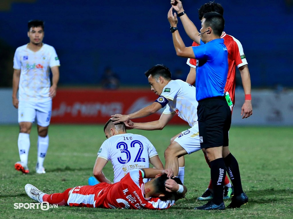 Ngoại binh Hà Nội FC chảy máu, Văn Quyết nhanh tay sơ cứu - Ảnh 2.