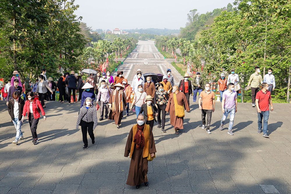  CLIP: Hàng ngàn người nườm nượp về đền Hùng dâng hương  - Ảnh 2.