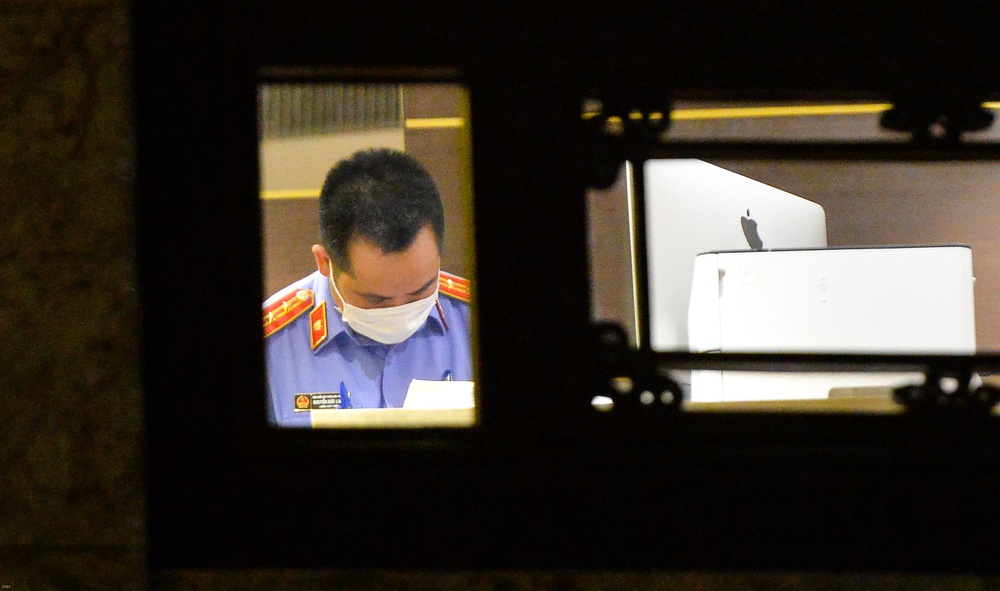 Hàng chục cảnh sát đang khám xét trụ sở Tân Hoàng Minh sau khi ông Đỗ Anh Dũng bị bắt - Ảnh 16.