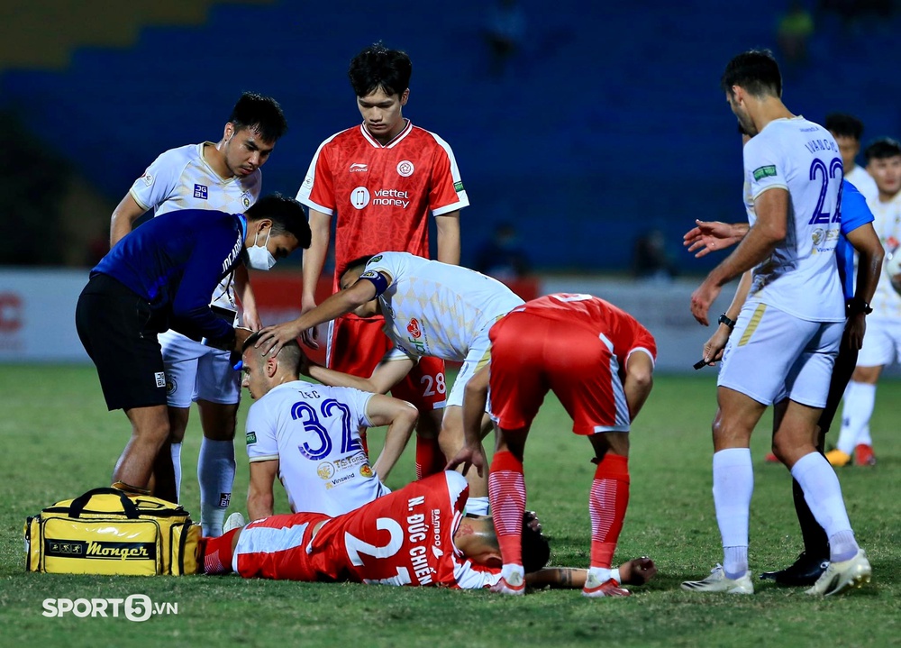 Ngoại binh Hà Nội FC chảy máu, Văn Quyết nhanh tay sơ cứu - Ảnh 3.