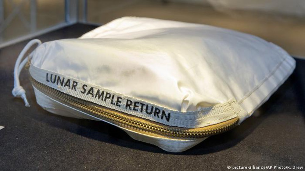 Số phận lạ lùng của túi bụi Mặt Trăng tàu Apollo 11 mang về - Ảnh 2.