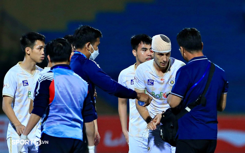 Ngoại binh Hà Nội FC chảy máu, Văn Quyết nhanh tay sơ cứu - Ảnh 5.