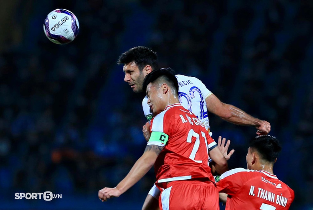 Ngoại binh Hà Nội FC chảy máu, Văn Quyết nhanh tay sơ cứu - Ảnh 7.