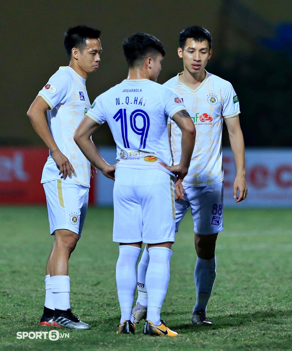 Ngoại binh Hà Nội FC chảy máu, Văn Quyết nhanh tay sơ cứu - Ảnh 8.