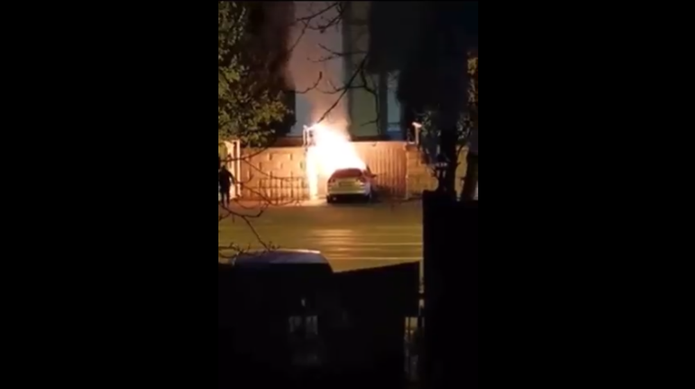 Ô tô lao vào cổng Đại sứ quán Nga bốc cháy, 1 người tử vong - Ảnh 1.
