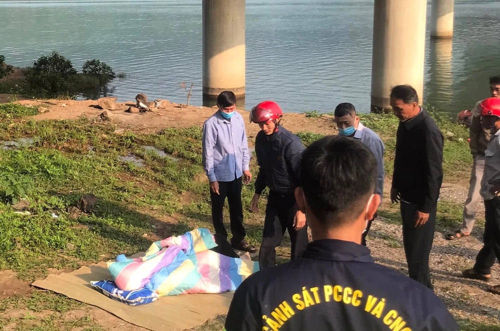 The body of a 9th grade male student was discovered in the lake, on the bridge with a bicycle and a schoolbag - Photo 1.