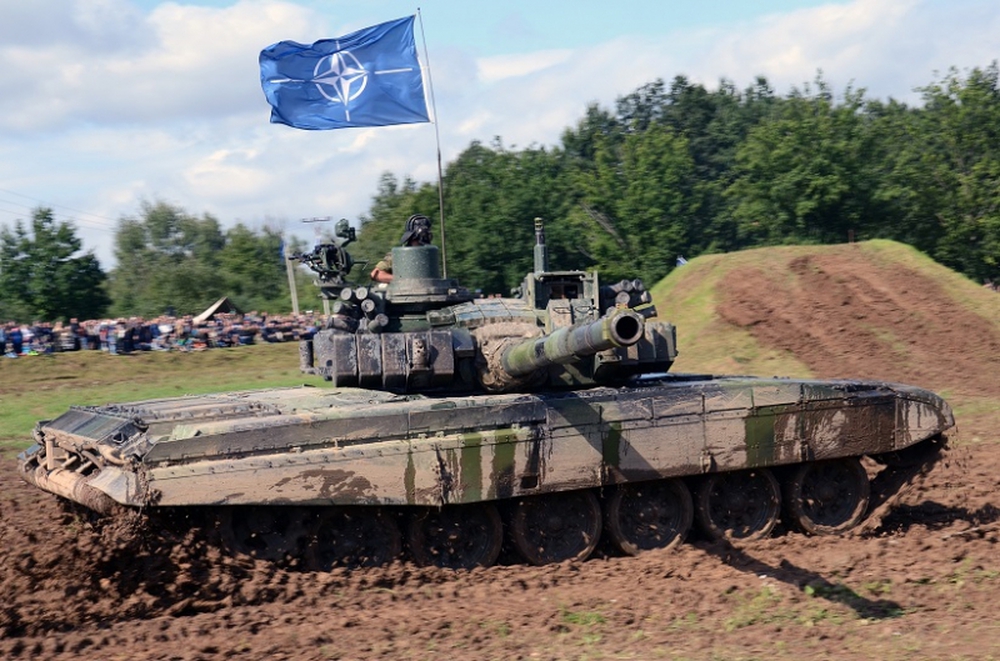Nước NATO đầu tiên tặng xe tăng cho Ukraine - Ảnh 1.