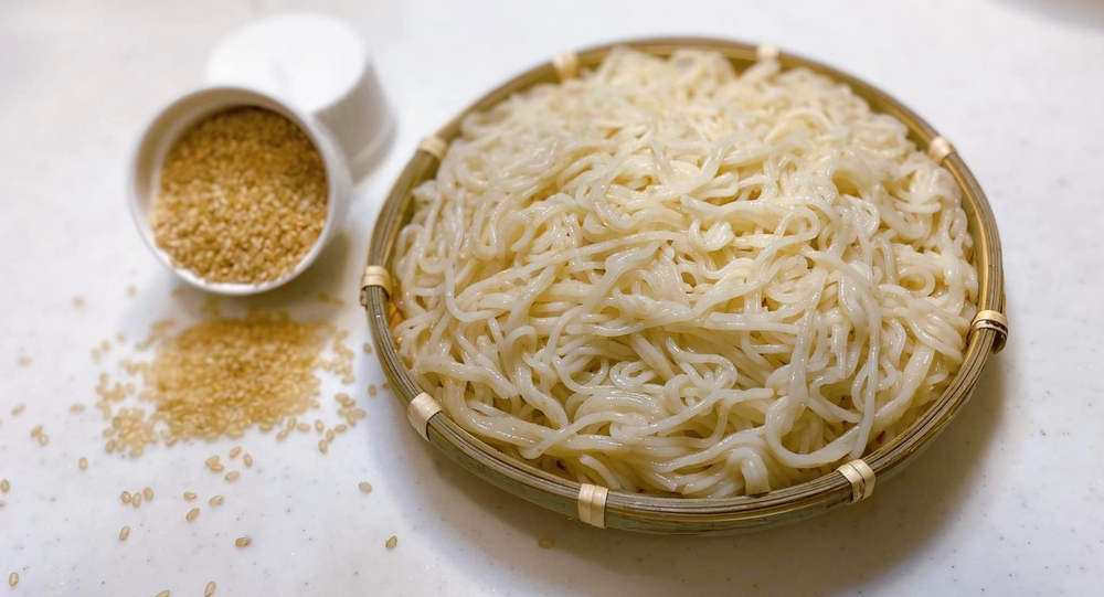 How to make vermicelli and pho from cold, chewy rice is very simple - Photo 2.