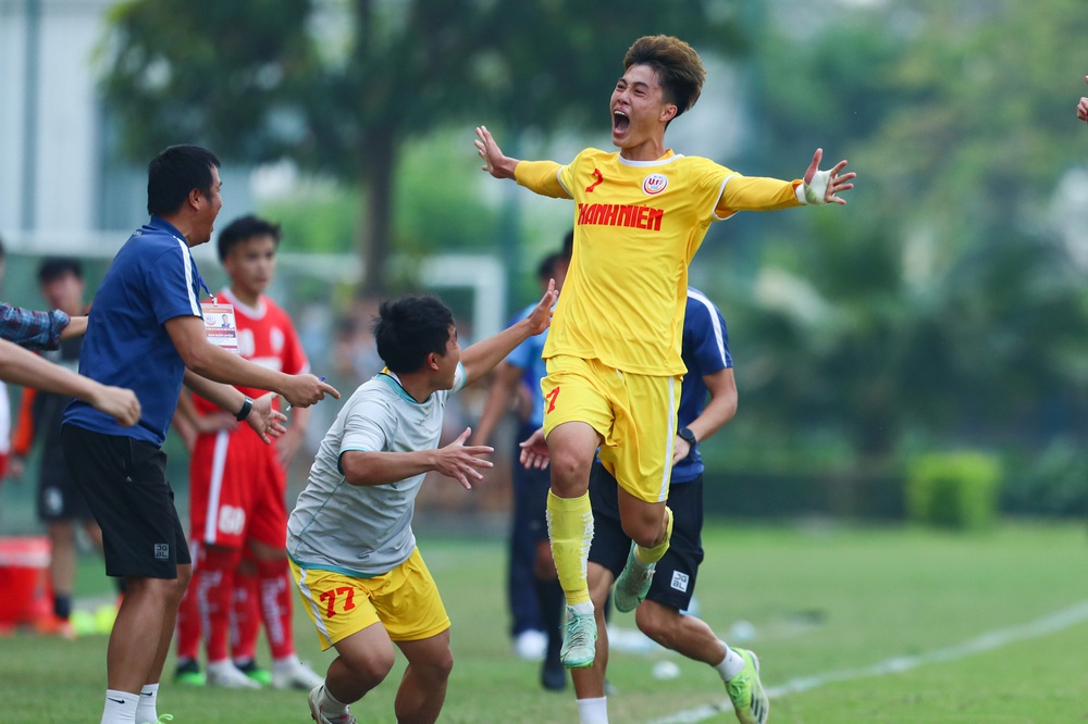 Tái hiện siêu phẩm của Beckham, đàn em Quang Hải lội ngược dòng ngoạn mục lên ngôi vô địch - Ảnh 6.
