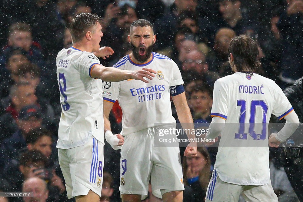 Benzema lập hat-trick nhấn chìm Chelsea; Bayern thua sốc dưới tay Tàu ngầm vàng - Ảnh 1.