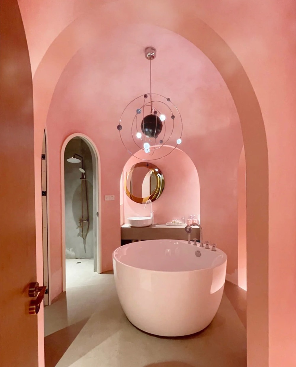 Khách sạn Địa Trung Hải ngập tràn màu hồng, nghe đến giá dân mê du lịch chỉ muốn đi ngay - Ảnh 6.