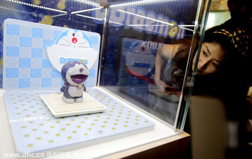 Tượng Doraemon giá 1,28 triệu USD, quần áo in hình giá hơn 5.000 USD - Ảnh 2.