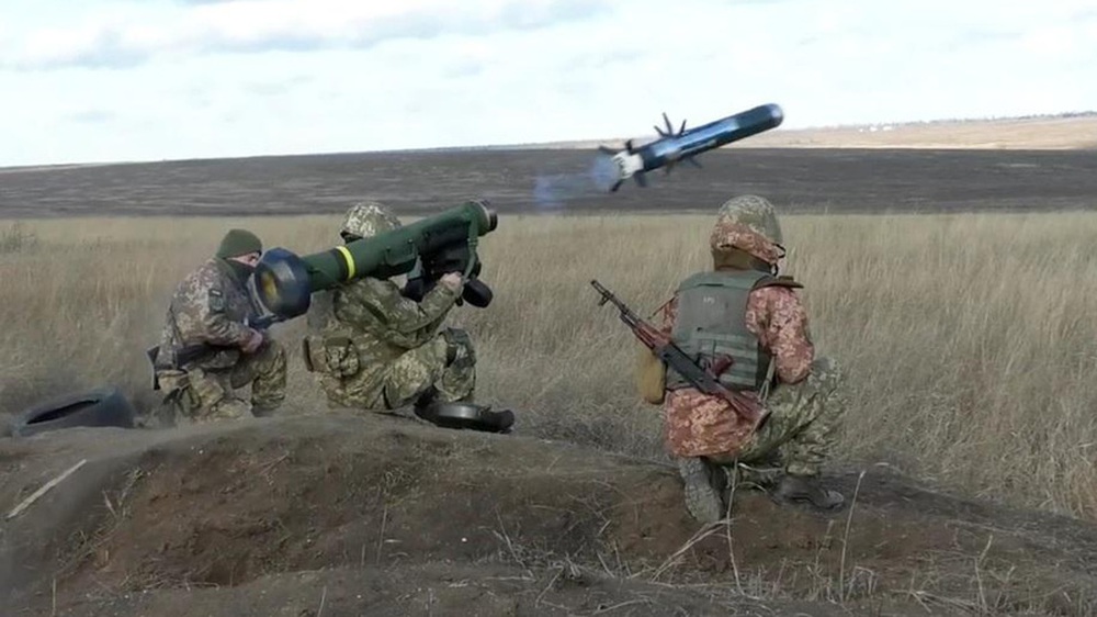 Mỹ cung cấp cho Ukraine tên lửa Javelin để đánh bại mọi xe tăng Nga - Ảnh 1.