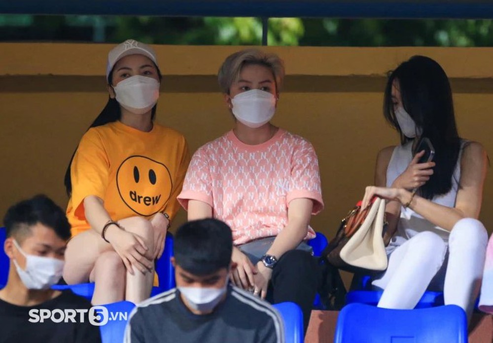 Bạn gái Quang Hải lần đầu xuất hiện ở Hàng Đẫy cổ vũ trong trận đấu cuối cùng ở Hà Nội FC - Ảnh 2.