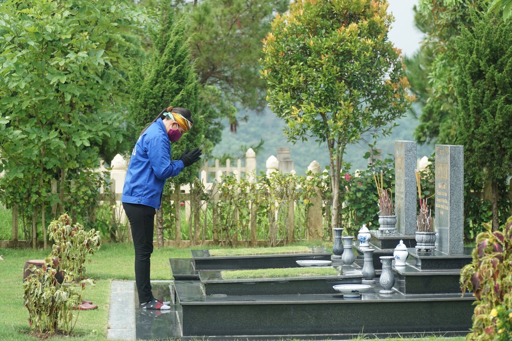 Người phụ nữ giúp việc cho người đã khuất ở nghĩa trang: Phải làm thật cẩn thận - Ảnh 1.