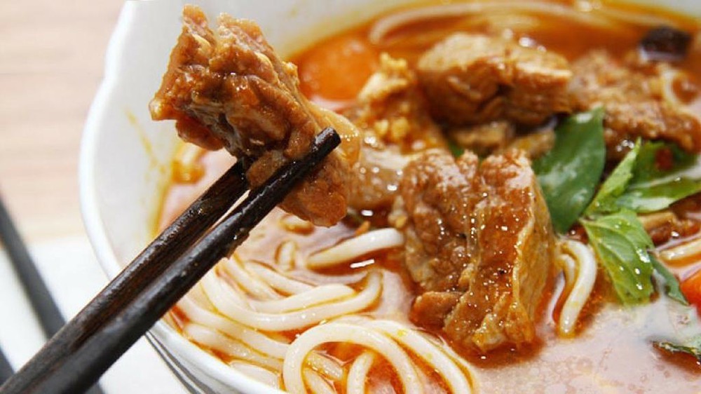 Weekend delicacies: Spicy beef noodle soup in Bac Lieu - Photo 6.