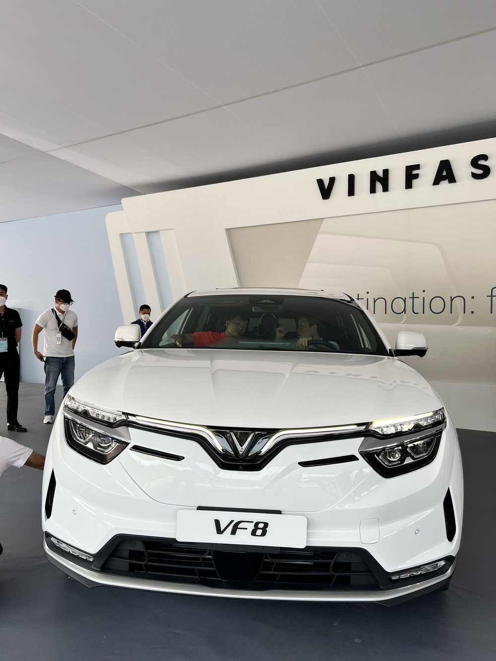 Ô tô điện VinFast VF8 lần đầu xuất hiện tại Việt Nam: Hoàn thiện ăn điểm, ngập công nghệ - Ảnh 2.