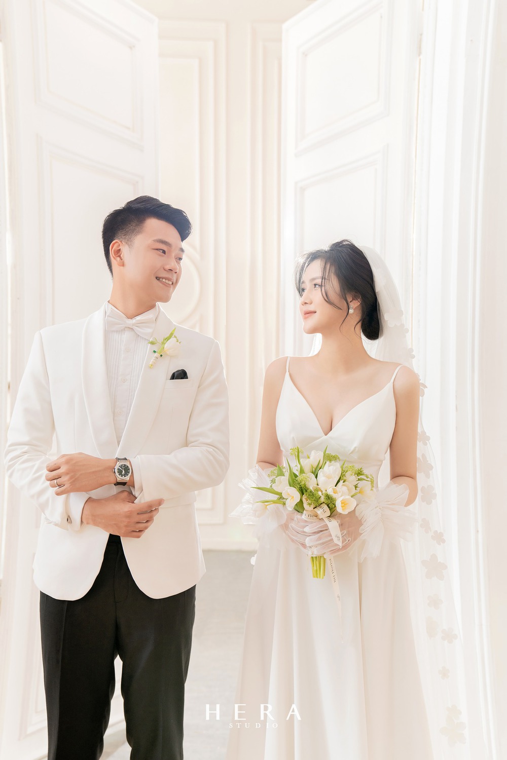 Vợ chồng Thành Chung tung bộ ảnh cưới cực đẹp trước lễ thành hôn ở Hà Nội - Ảnh 2.