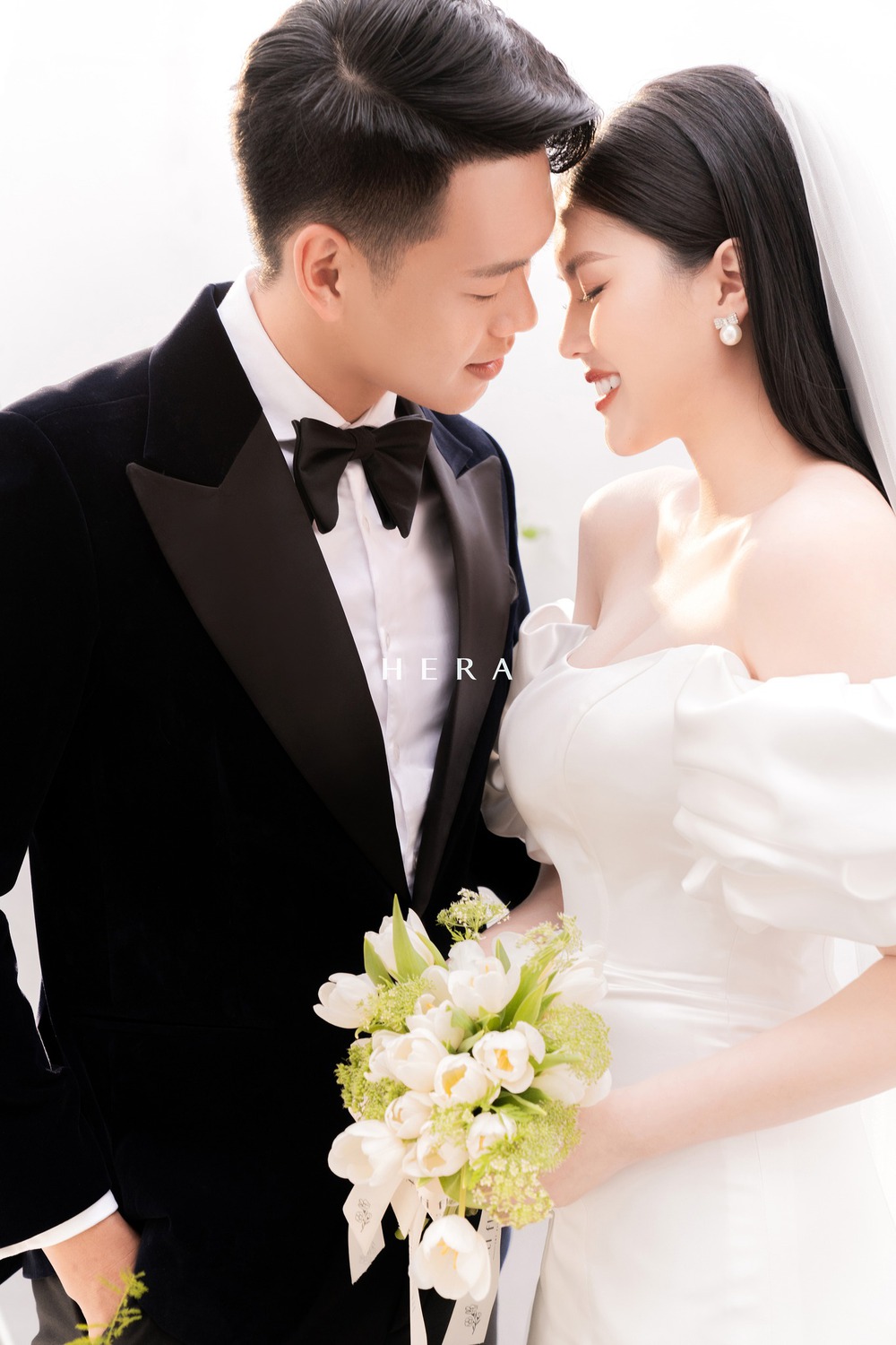 Vợ chồng Thành Chung tung bộ ảnh cưới cực đẹp trước lễ thành hôn ở Hà Nội - Ảnh 3.