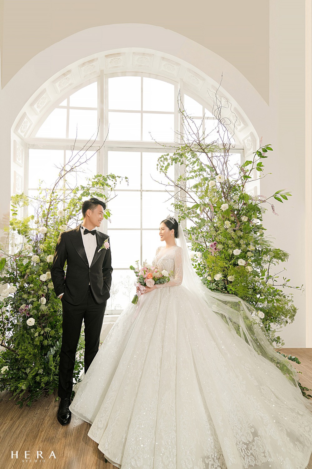 Vợ chồng Thành Chung tung bộ ảnh cưới cực đẹp trước lễ thành hôn ở Hà Nội - Ảnh 5.