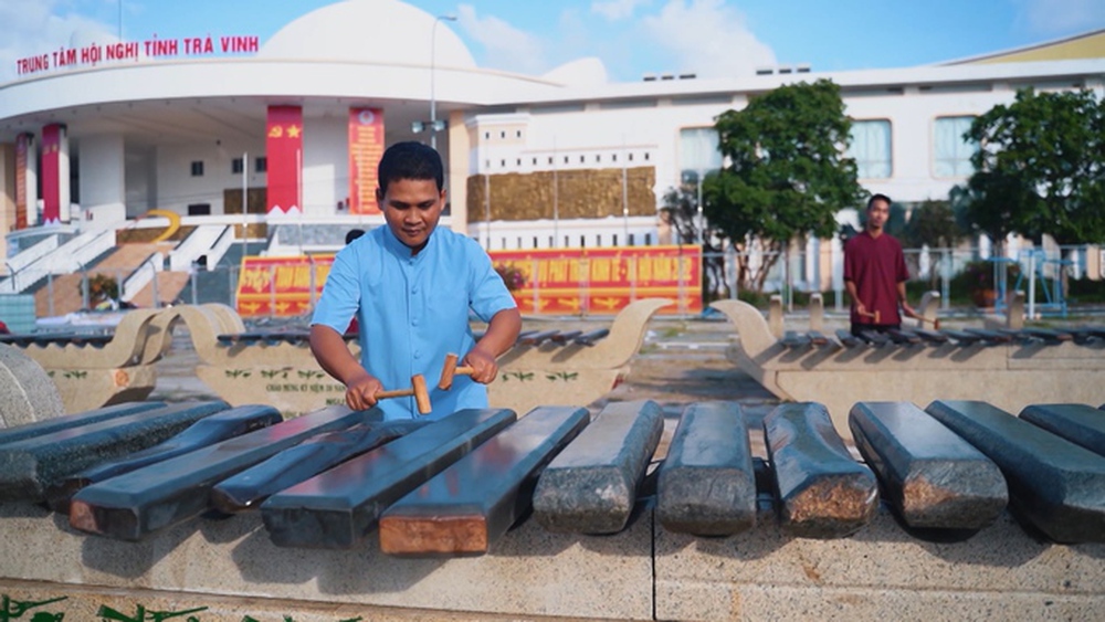  CLIP: Chiêm ngưỡng bộ đàn đá tại quảng trường lập kỷ lục Việt Nam  - Ảnh 2.