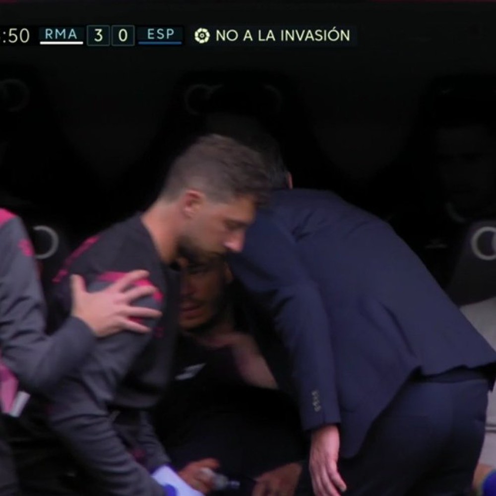 HLV Espanyol tóm áo học trò thô bạo trên ghế dự bị - Ảnh 1.