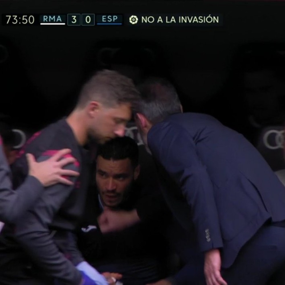 HLV Espanyol tóm áo học trò thô bạo trên ghế dự bị - Ảnh 2.