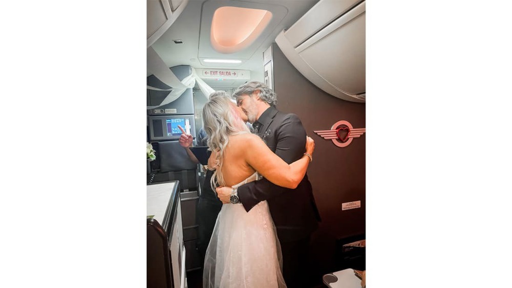 Not in time, the couple held a wedding right on the flight - Photo 3.