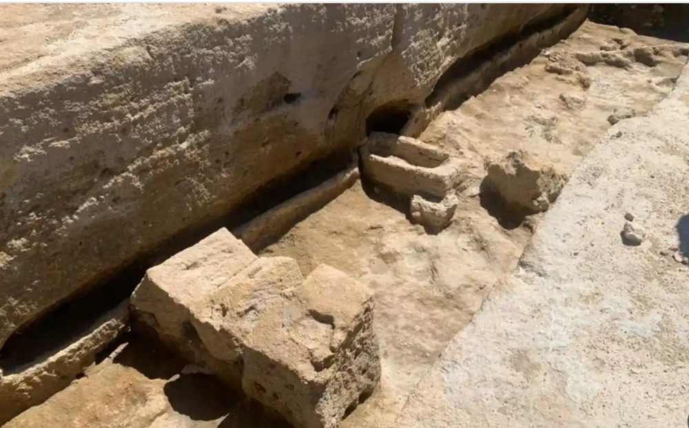 Bất ngờ đào được nghĩa địa nguyên vẹn nằm dưới lòng đất ở Tây Ban Nha