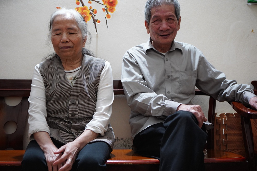 Vợ chồng mù bán chổi đót ở Hà Nội: Câu chuyện mất đi ánh sáng và mối tình bền chặt 30 năm - Ảnh 4.