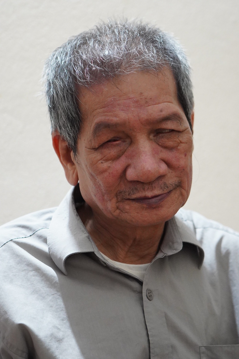 Vợ chồng mù bán chổi đót ở Hà Nội: Câu chuyện mất đi ánh sáng và mối tình bền chặt 30 năm - Ảnh 2.