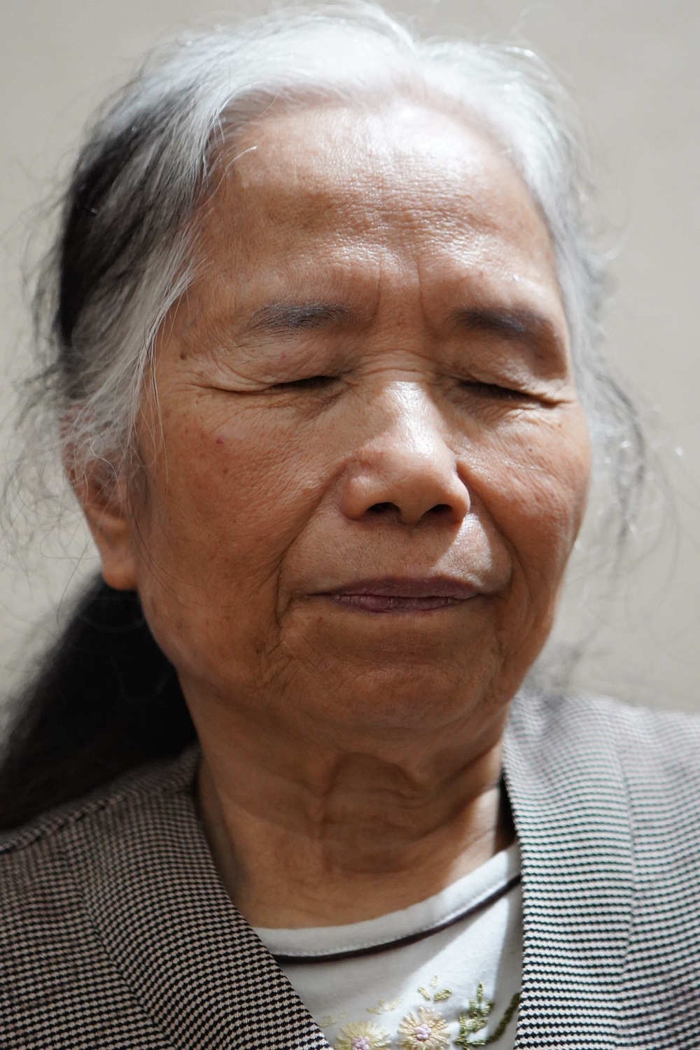 Vợ chồng mù bán chổi đót ở Hà Nội: Câu chuyện mất đi ánh sáng và mối tình bền chặt 30 năm - Ảnh 3.