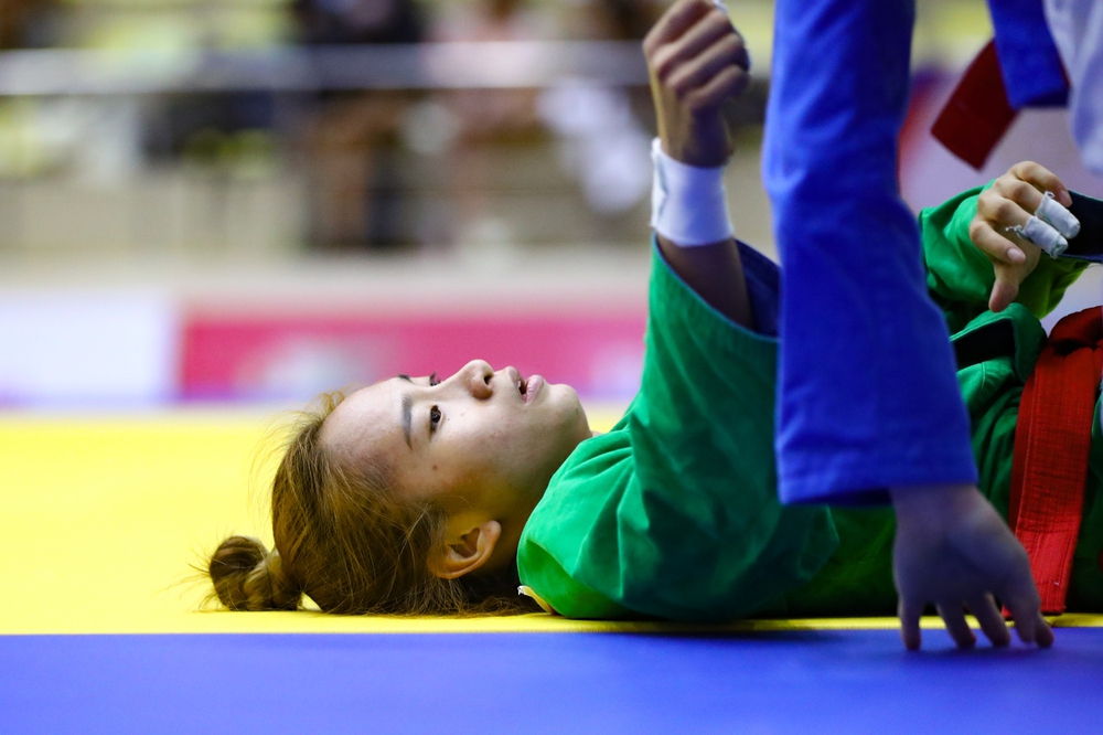 Trượt tấm huy chương trong dự tính, nữ võ sĩ Việt Nam bật khóc trên bục nhận giải - Ảnh 3.
