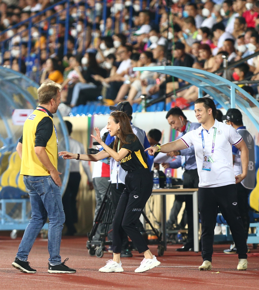 HLV U23 Thái Lan ăn mừng, tỏ vẻ thích thú với áo bib bị trọng tài bắt mặc - Ảnh 1.