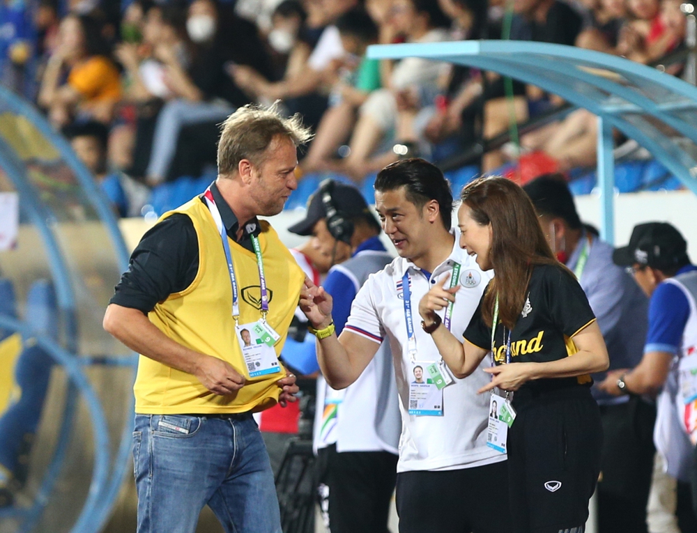 HLV U23 Thái Lan ăn mừng, tỏ vẻ thích thú với áo bib bị trọng tài bắt mặc - Ảnh 2.