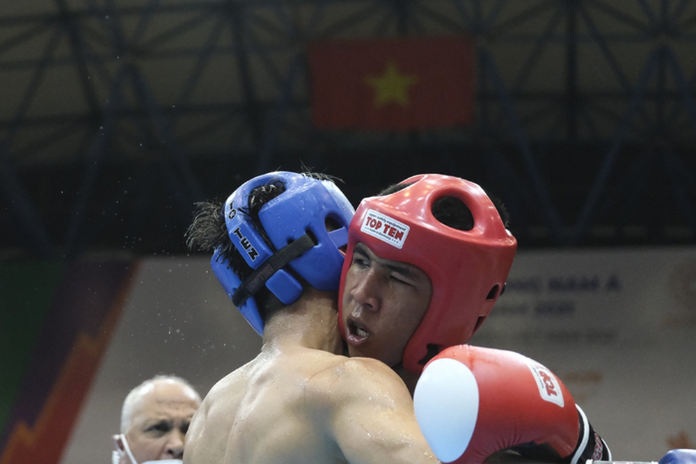 Nam thần kickboxing Nguyễn Quang Huy thắng nhọc võ sĩ Campuchia - Ảnh 11.